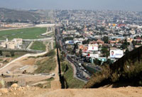 Illlegal-Aliens-Border-Fence2-PD_200